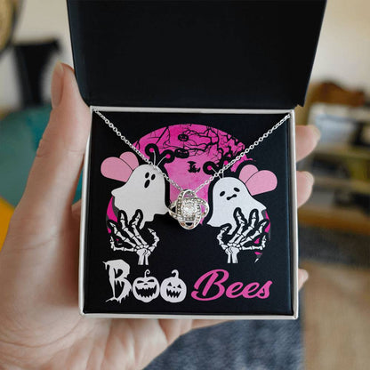 Collar con nudo de amor de Boo Bees