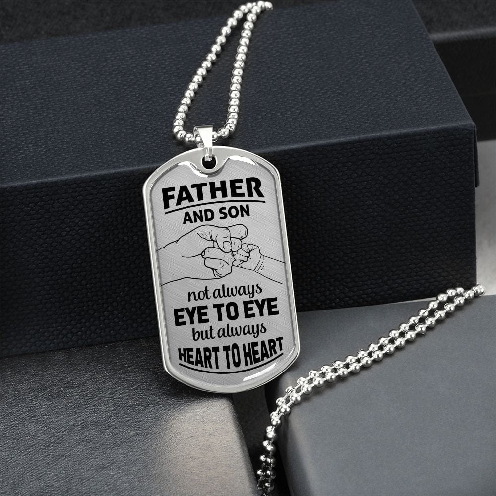 Padre e hijo, no siempre cara a cara: placa y cadena para perros de lujo de estilo militar
